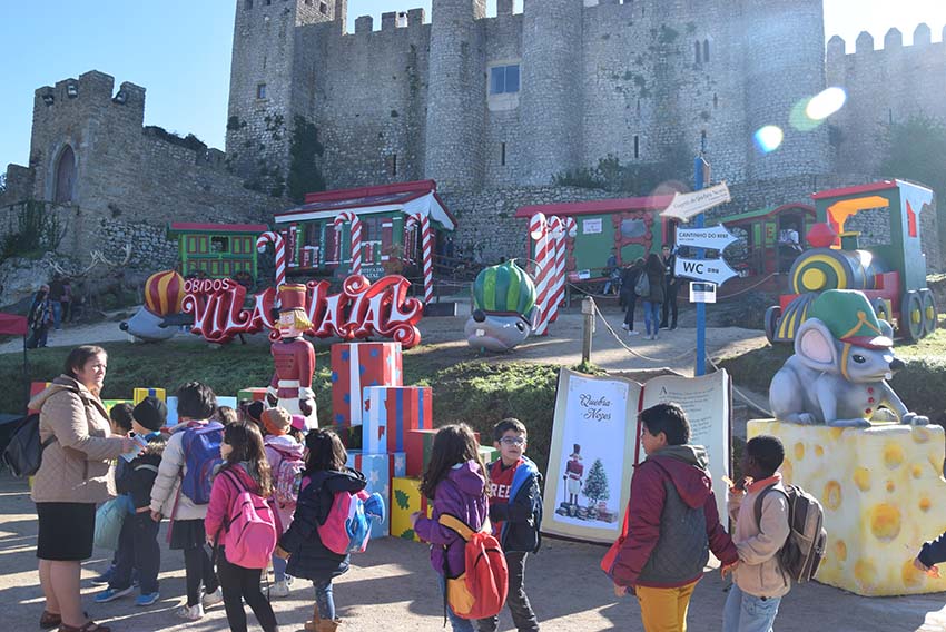 Em cada dia útil  há 700 crianças  das escolas que visitam a Vila Natal