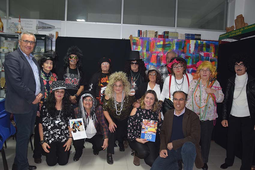 Idosos estrelas de rock em calendário solidário