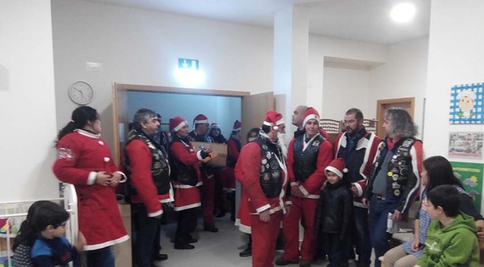 Pais Natais Motard distribuíram mais de uma tonelada de roupa e brinquedos pelas crianças Motard