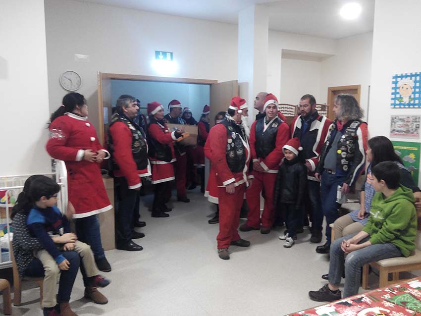 Pais Natais Motard distribuíram mais de uma tonelada de roupa e brinquedos pelas crianças