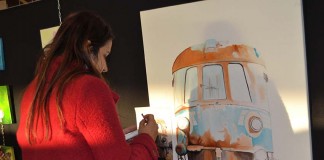 Artshow em formato de mercado de Natal Uma das artistas