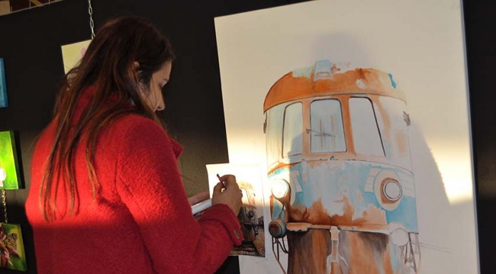 Artshow em formato de mercado de Natal Uma das artistas