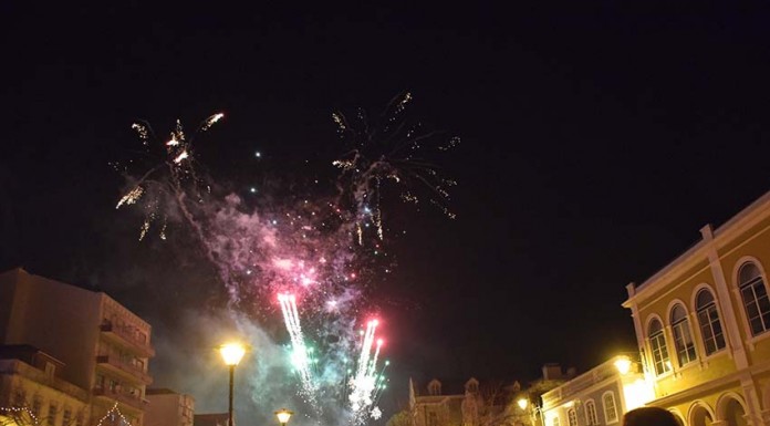 Mais de mil pessoas viram chegar 2017 na Praça da Fruta Passagem Ano