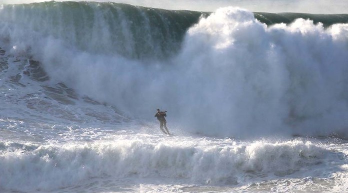 Um alcobacense toca violino enquanto surfa ondas gigantes na Nazaré Nuno Santos