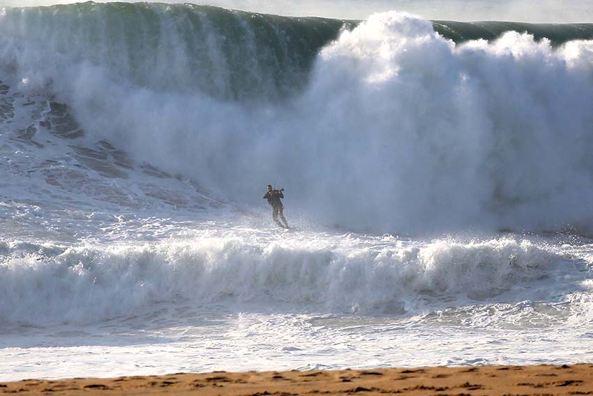 Um alcobacense toca violino enquanto surfa ondas gigantes na Nazaré
