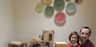 Caldense constrói presépio artesanal e quer aumentá-lo no próximo ano Francisco Andrade e a filha