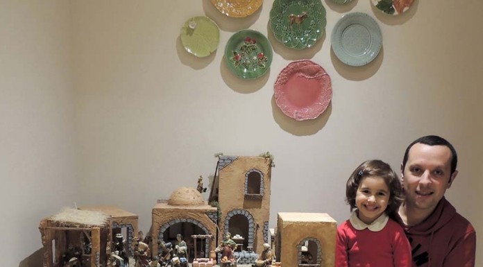 Caldense constrói presépio artesanal e quer aumentá-lo no próximo ano Francisco Andrade e a filha
