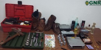 Carro arrastado por comboio no Bouro GNR Leiria - Apreensão copiar