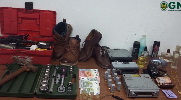 Carro arrastado por comboio no Bouro GNR Leiria - Apreensão copiar