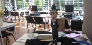 Um intruso especial na biblioteca da escola de São Martinho do Porto notícias das Caldas