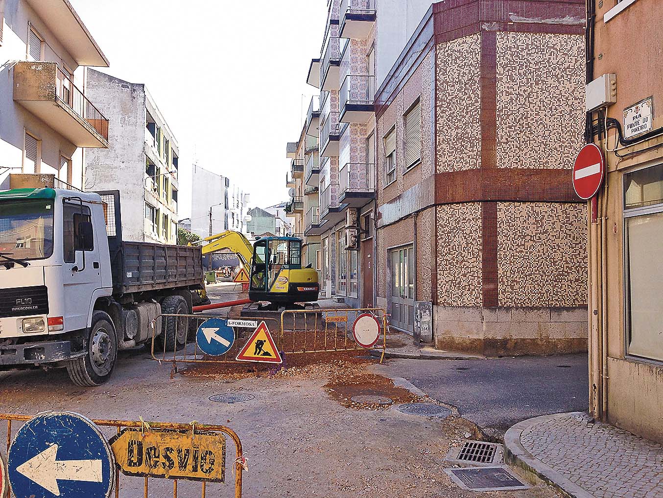 Obras de Santa Engrácia na rua Fonte do Pinheiro