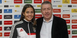 Melanie Santos assinou pelo Benfica até 2020 Melanie Santos com o vice-presidente