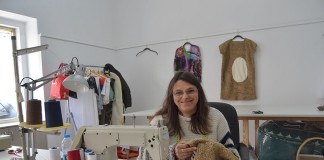 Costureira abriu espaço na Rua Raul Proença Maria José Pereira abriu o seu próprio negócio nas Caldas da Rainha