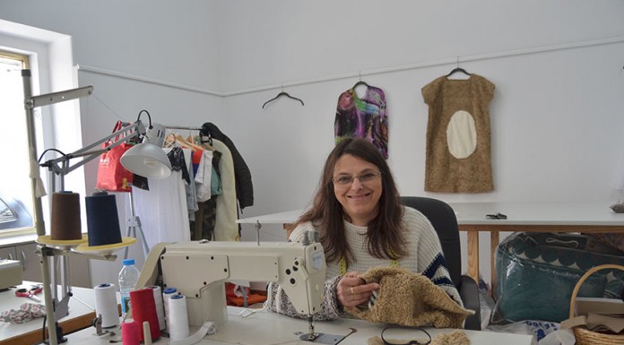 Costureira abriu espaço na Rua Raul Proença Maria José Pereira abriu o seu próprio negócio nas Caldas da Rainha
