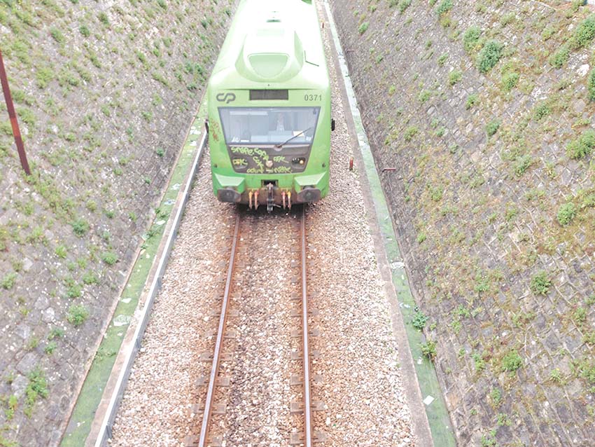 CP suprime comboios e deixa passageiros abandonados nas estações