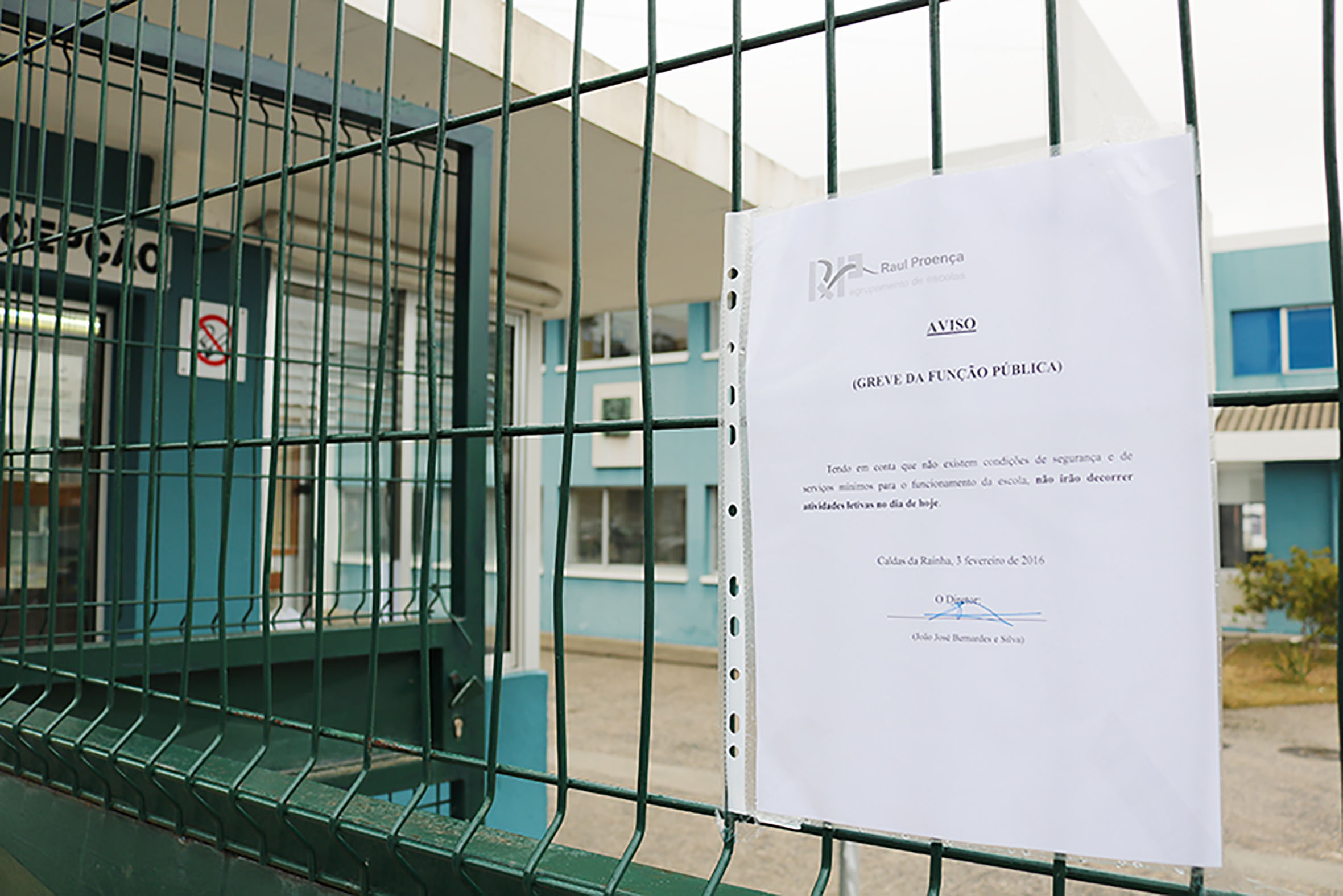 Funcionários em greve fecharam mais de dez escolas na região