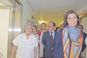 Assunção Cristas durante a visita à ala de Pediatria. A administração do CHO preferiu mostrar o serviço que “funciona melhor”.