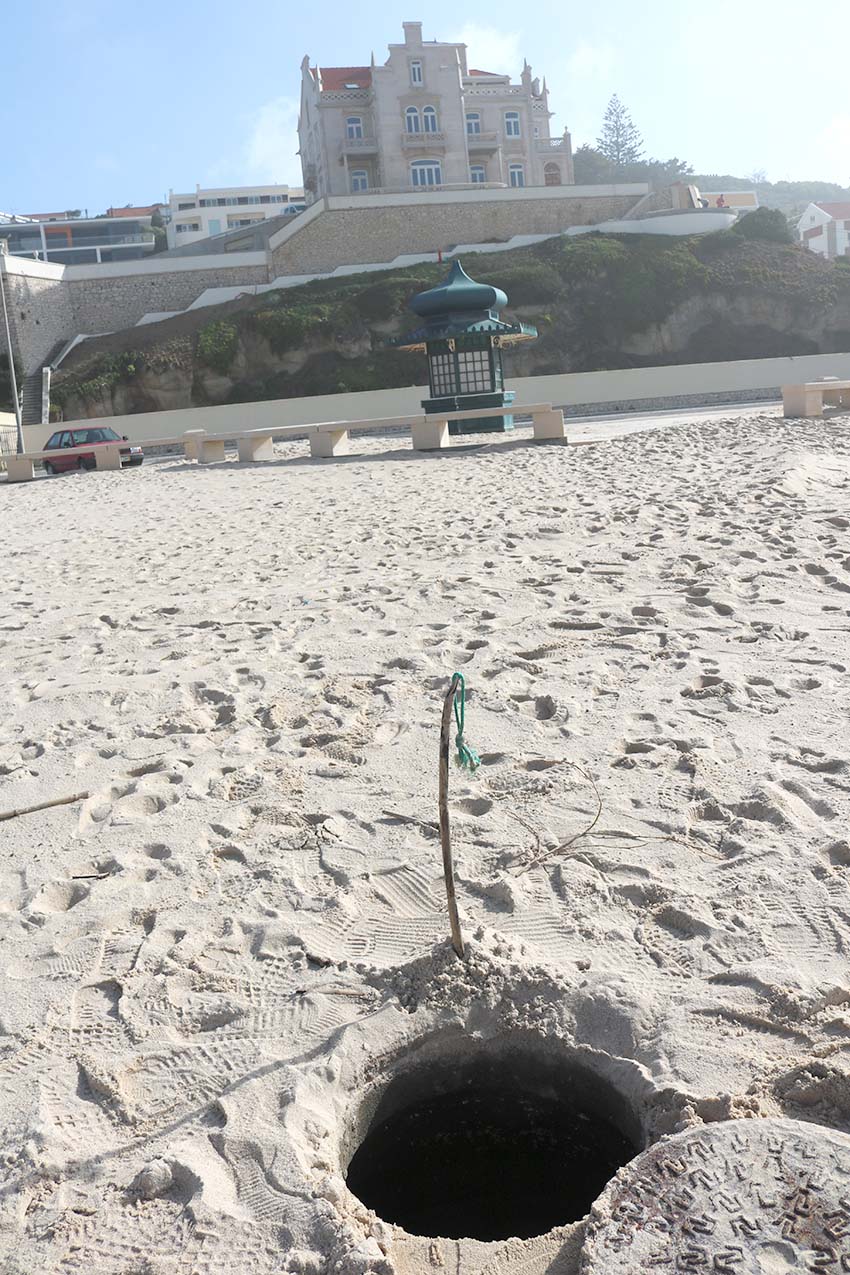 Mulher cai numa caixa de águas no areal da Foz do Arelho