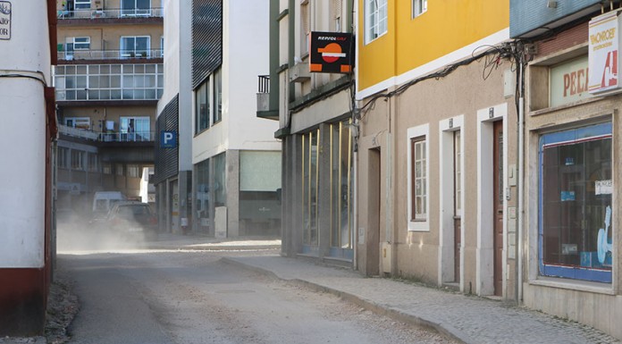 Moradores e comerciantes da Rua Fonte do Pinheiro queixam-se da falta de pavimentação notícias das Caldas