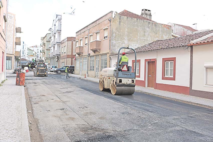 Já começou o asfaltamento da Rua Fonte do Pinheiro