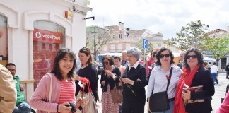 PS distribuiu “cravos com direitos” no dia 25 de Abril Noticias das Caldas