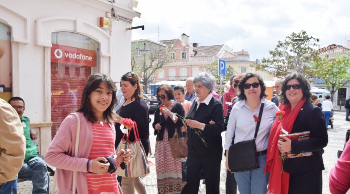 PS distribuiu “cravos com direitos” no dia 25 de Abril Noticias das Caldas