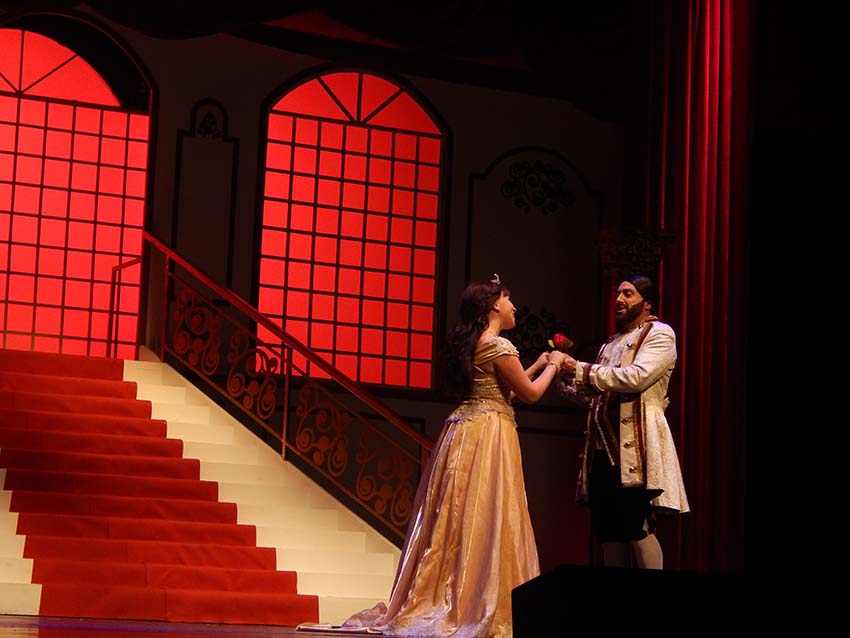 A Bela e o Monstro levou miúdos e graúdos ao teatro