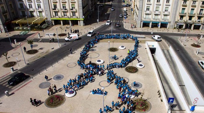 Laço humano azul chamou a atenção para maus tratos na infância notícias das Caldas