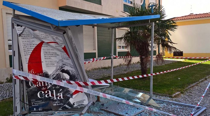 Despiste de automóvel deixou paragem do Toma destruída notícias das Caldas