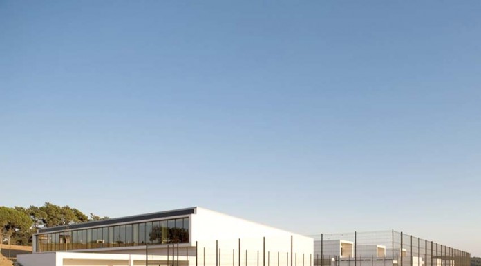 Pavilhão da escola do Alvito fechado após queda de um pedaço de uma viga do tecto Alvito