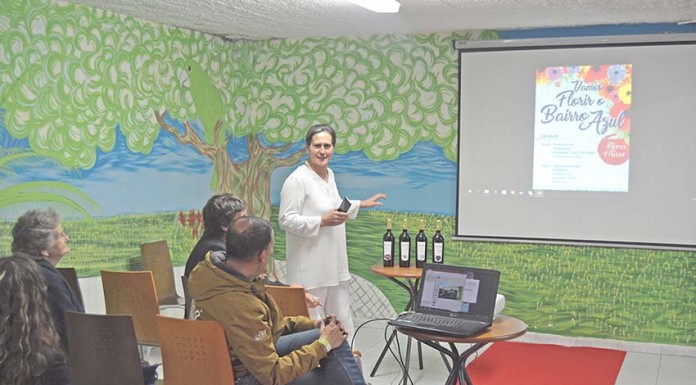 Moradores organizam uma festa das flores no Bairro Azul Bairro Azul