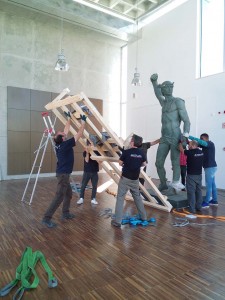 De Lisboa vieram peças de grande porte, como este deus Mercúrio, com 4 metros de altura, a ser descarregado no Museu Leopoldo de Almeida | D.R.