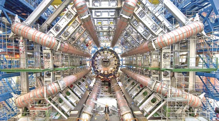 “Aconselho os jovens a manter um espírito livre, crítico e focado e a não ceder a facilidades”, diz o cientista João Seixas acelerador de partículas