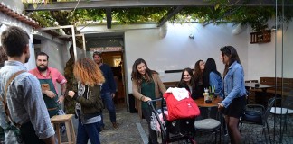 Na Travessa Cova da Onça há um restaurante-bar que se chama… Toca da Onça