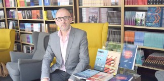 Luís Ricardo lançou “O Líder Charlatão” na Feira do Livro Gazeta das Caldas