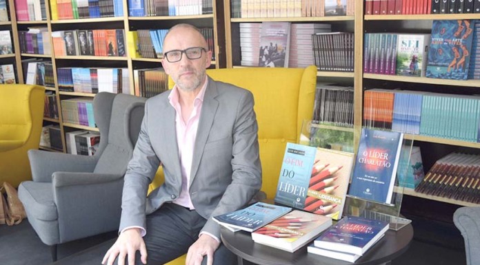 Luís Ricardo lançou “O Líder Charlatão” na Feira do Livro Gazeta das Caldas