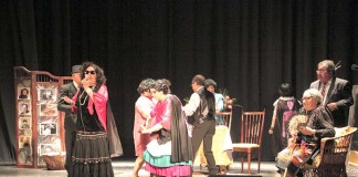 Séniores apresentaram teatro no Eduardo Brazão