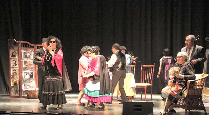 Séniores apresentaram teatro no Eduardo Brazão