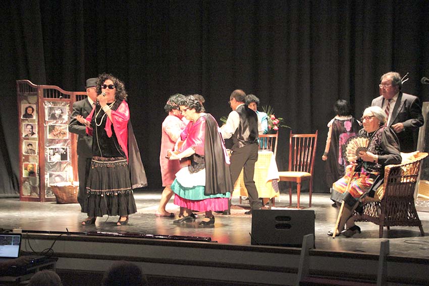 Séniores apresentaram teatro no Eduardo Brazão