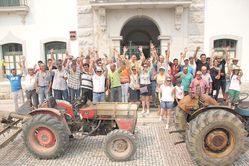 Desfile de tractores antigos passou pelo Bombarral