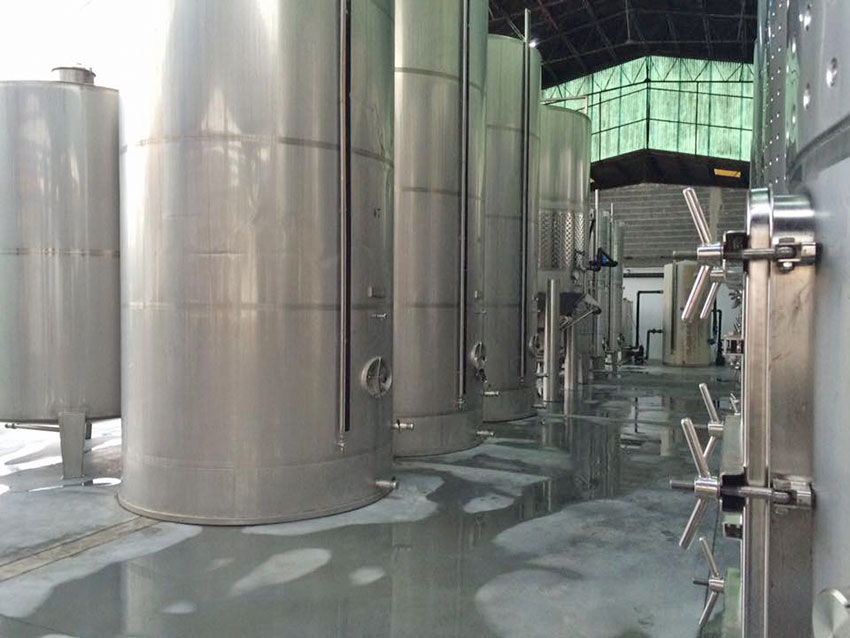 As cubas de inox adequadas à produção existente foram uma das melhorias incluídas num projecto que rondou os 100 mil euros |DR