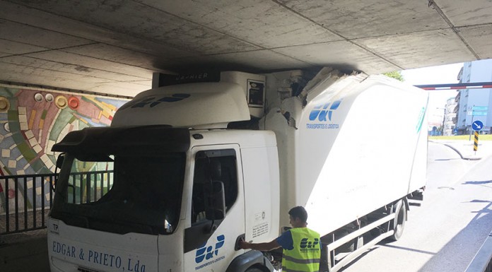 Camioneta embate no tecto do túnel sob a via férrea A viatura ficou entalada dentro do túnel