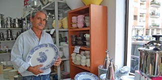 Uma loja de cerâmica na Praceta António Montez