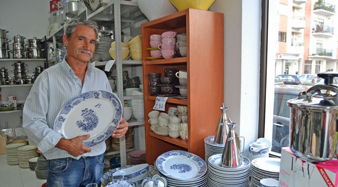 Uma loja de cerâmica na Praceta António Montez