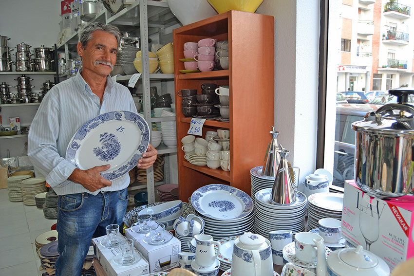 Uma loja de cerâmica na Praceta António  Montez