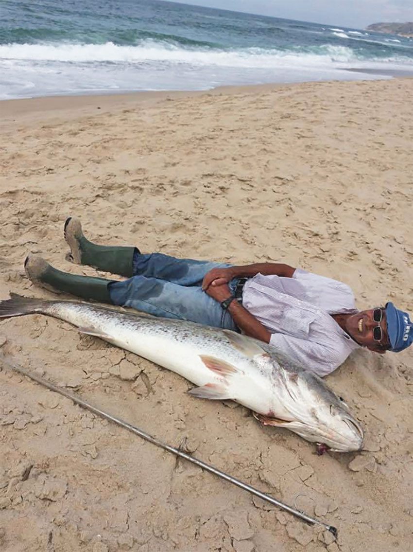 Corvina com 46 quilos foi pescada na Praia do Bom Sucesso