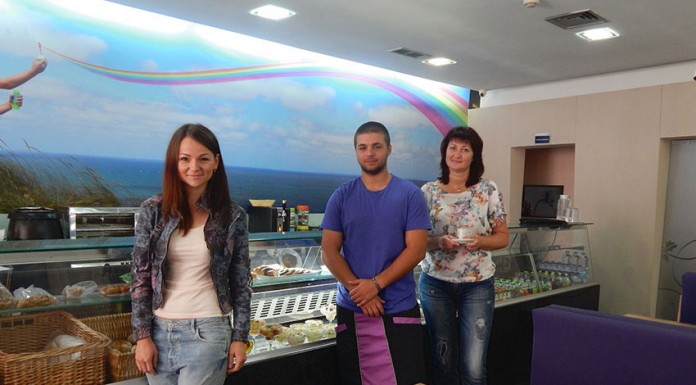 Casal ucraniano abre um café ao lado dos Correios