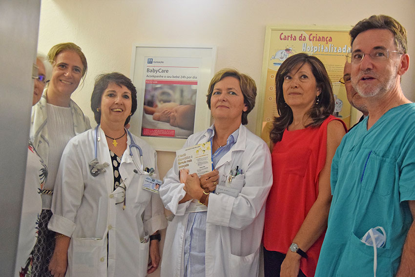 Profissionais de saúde e convidados olham para os ecrãs onde se vêem os bebés | Fátima Ferreira