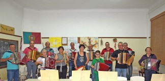Apaixonados pela concertina juntam-se na escola da Gracieira concertinas