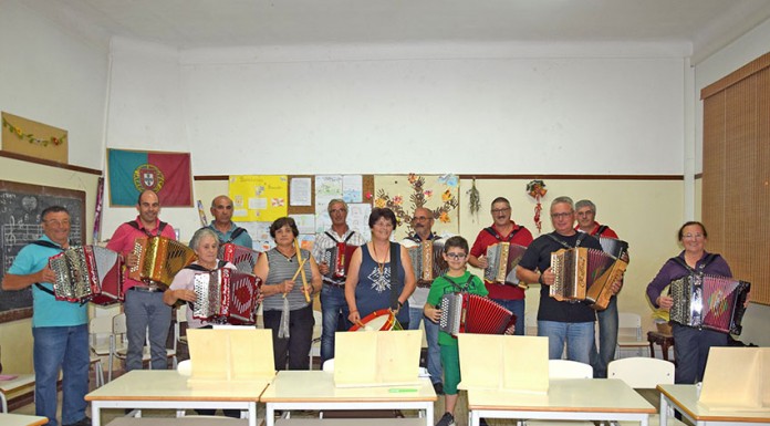 Apaixonados pela concertina juntam-se na escola da Gracieira concertinas